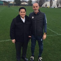 Outerwear berkantong empat dengan aksen bulu pada bagian kerah meninggalkan kesan modis pada penampilan sang konglomerat saat bertemu pelatih Inter Milan Stefano Pioli di Eropa. (Foto: Instagram/@erickthohir)