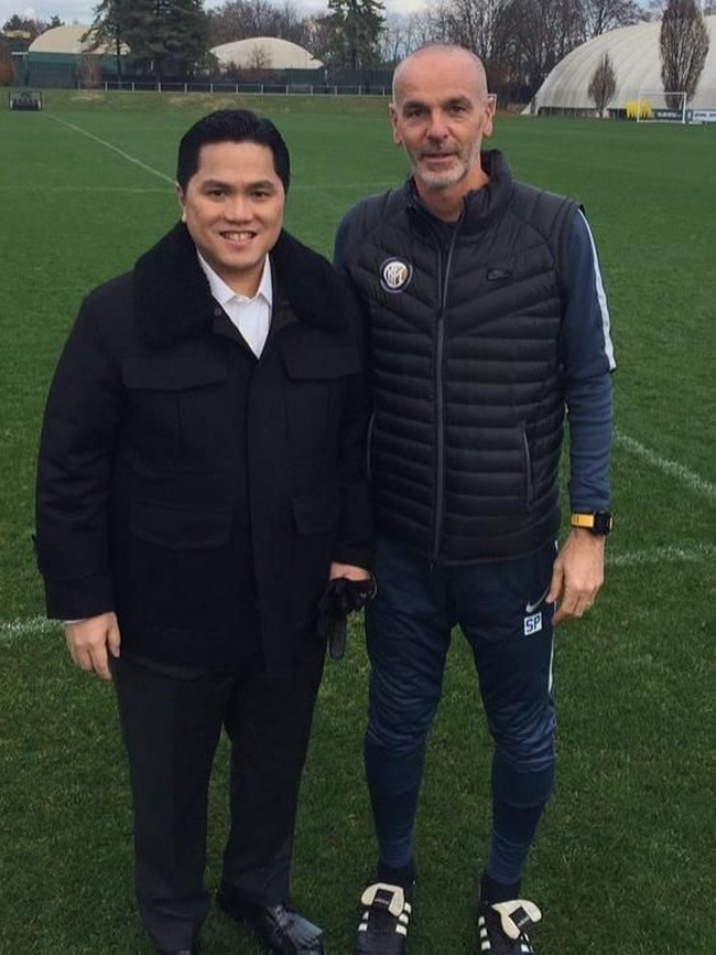 Outerwear berkantong empat dengan aksen bulu pada bagian kerah meninggalkan kesan modis pada penampilan sang konglomerat saat bertemu pelatih Inter Milan Stefano Pioli di Eropa. (Foto: Instagram/@erickthohir)