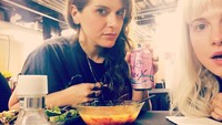 my beauty Bethany & i enjoying catering whis is this tour almost over, need many more hangs, tulis musisi yang lahir pada 27 Desember 1988 itu. Semangkuk sup, sepiring salad serta sekaleng bir La Croix jadi menu kateringnya saat berada di Ohio, AS. Foto: Instagram yelyahwilliams  