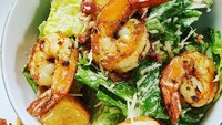 Kalau bosan dengan irisan ayam panggang, caesar salad juga enak lho dipadukan dengan tumisan udang lembut yang gurih seperti buatan @bellnarachai. Foto: Instagram