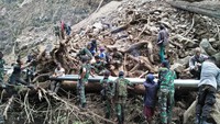 Prajurit TNI yang tergabung dalam Komando Tugas Gabungan Terpadu (Kogasgabpad) membantu warga Lombok memperbaiki instalasi air bersih. Istimewa/Dok. Pangkogasgabpad Lombok.