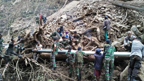 TNI Bantu Kesulitan Air Bersih Warga Lombok