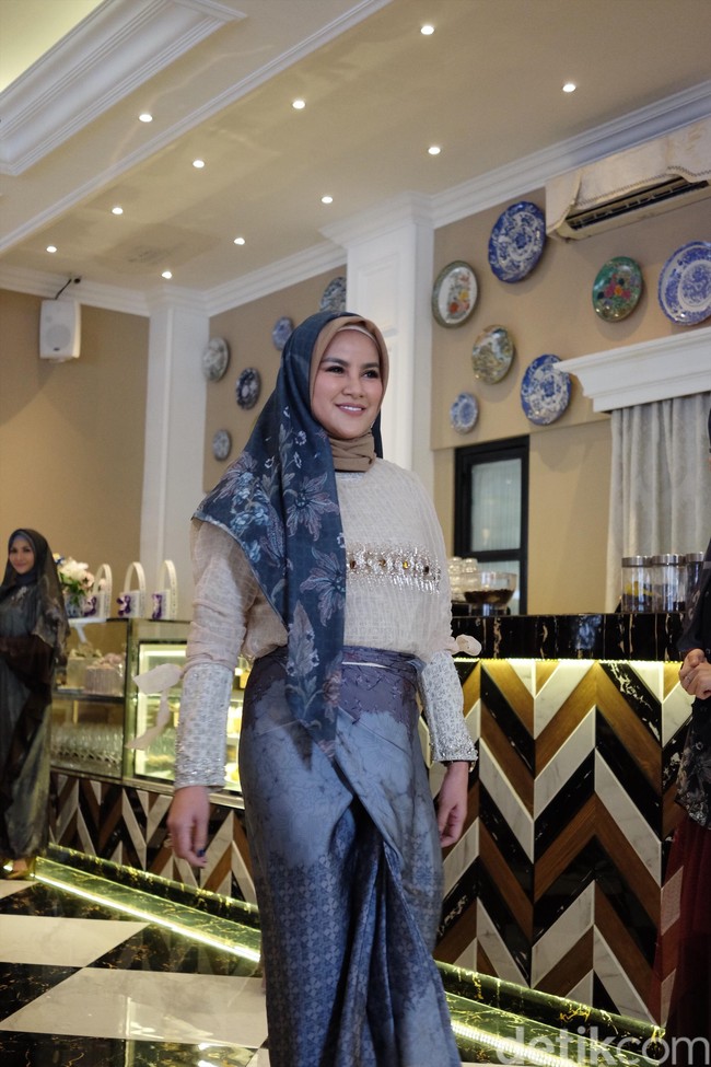 Olla Ramlan pun ikut melenggang sebagai muse. Ia memakai hijab seperti model lainnya. Olla mengenakan rok berbentuk pensil dipadukan dengan atasan bernuansa cokelat. Aksesori yang ia kenakan berasal dari brand Epajewel. Foto: Silmia Putri/Wolipop