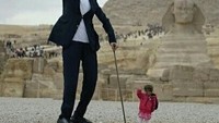 Fotonya bersama anak kecil di piramida. Tinggi mereka sangat kontras ya? (sultankosen47/Instagram)