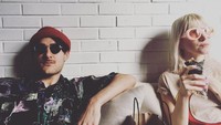 italian sunshine in my life, tulis wanita bersuara khas itu saat sedang melahap onigiri bungkus bersama Zac Farro. Saat itu mereka tengah berada di Hollywood Sign. Foto: Instagram yelyahwilliams  