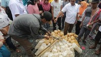 Kerupuk putih dan krupuk gadang yang legendaris penambah selera makan kita, tulis Edy. Ia tak segan nih belanja kerupuk di pasar. Foto: Instagram edy_rahmayadi