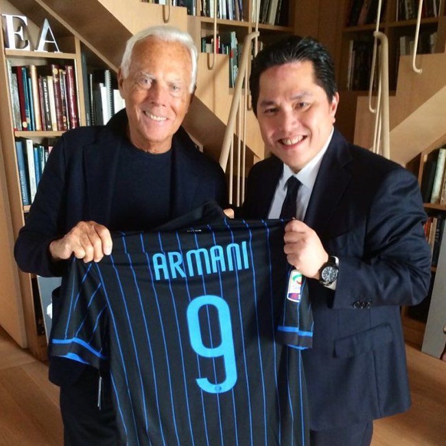 Bicara momen stylish, kurang afdal bila tak menyertakan momen Erick Thohir berpose dengan desainer papan atas Giorgio Armani. (Foto: Instagram/@erickthohir)