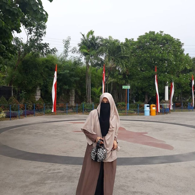 Ummi Pipik juga memiliki transformasi yang tak kalah besar. Ia menikah dengan almarhum Ustad Jefri Al Bukhori yang awalnya berprofesi sebagai penyanyi. Foto: Instagram/ummipipik