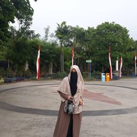 Ummi Pipik juga memiliki transformasi yang tak kalah besar. Ia menikah dengan almarhum Ustad Jefri Al Bukhori yang awalnya berprofesi sebagai penyanyi. Foto: Instagram/ummipipik