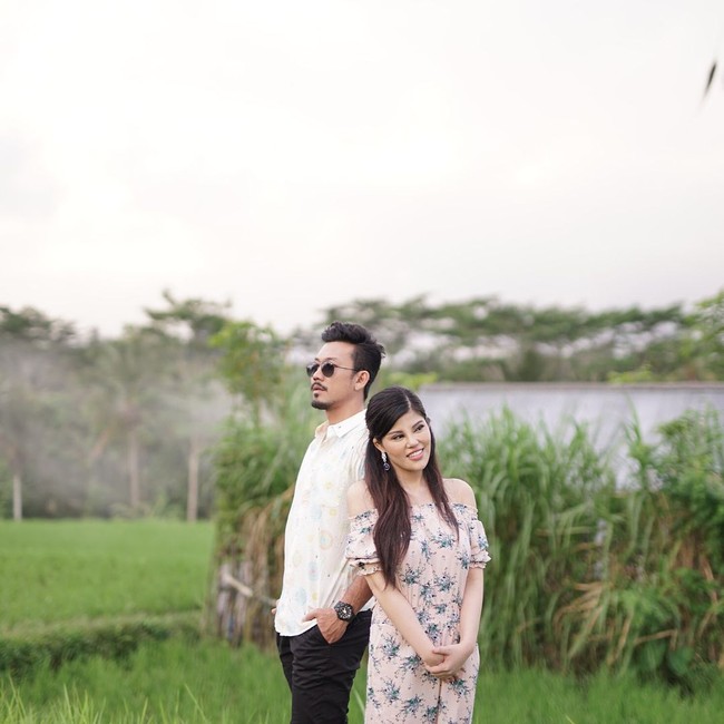 Denny dan Dita pertama kali bertemu dua tahun lalu, saat terlibat dalam satu proyek. Namun keduanya tidak langsung memutuskan untuk berpacaran. Foto: Instagram/@ditasoedarjo