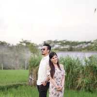 Denny dan Dita pertama kali bertemu dua tahun lalu, saat terlibat dalam satu proyek. Namun keduanya tidak langsung memutuskan untuk berpacaran. Foto: Instagram/@ditasoedarjo