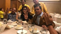 Tetty yang bergabung dalam partai Golkar ini tengah berkumpul bersama reken-rekannya. Mereka makan malam dalam sebuah acara yang digelar di Jakarta. Foto: instagram @christiany_eugenia_paruntu