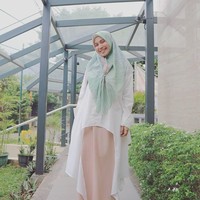 Warna-warna feminin nan lembut seperti biru muda, merah muda hingga peach sering ia pilih. Puput juga sudah tidak terlalu aktif di layar kaca seperti dulu. Foto: Instagram/puputmelati