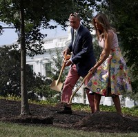 Bukan saja soal baju yang membuat penampilannya terlihat mewah saat menanam pohon. Melania Trump pun membawa sekop khusus untuknya yang terbuat dari emas. Foto: Dok. Getty Images