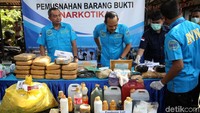 Barang bukti yang dimusnahkan berupa 2.223,4 gram sabu, 24.819 butir MDMA/ekstasi, 37.408 ml prekursor narkotika, 6.122 gram prekursor berbentuk serbuk dan 201.760, 80 gram ganja. 
