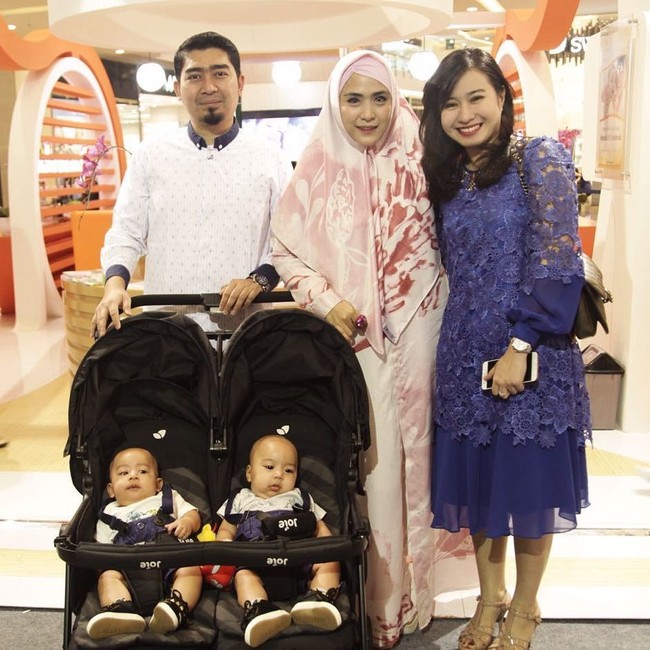 Pernikahan selebriti dan ustad yang cukup ramai digemparakan adalah pernikahan April Jasmine dan Ustad Somad. April Jasmin pun memiliki penampilan yang semakin tertutup. Foto: Instagram April Jasmine