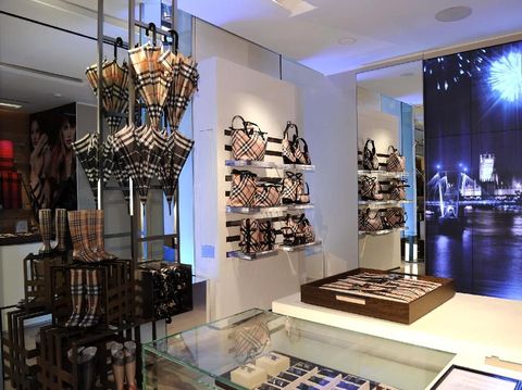 Burberry Stop Bakar Barang-barang Tak Laku Terjual, akan Didaur Ulang