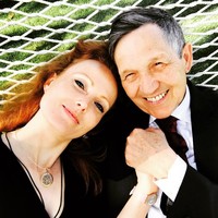 Seperti Bripda Puput yang merupakan calon istri Ahok, Elizabeth Kucinich juga menikahi politikus yang usianya jauh lebih tua. Kedua wanita tersebut sama-sama punya pasangan dengan beda usia 31 tahun lebih tua. Foto: Instagram (@elizabeth.kucinich)