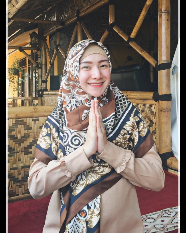 Aktris Indri Giana juga memiliki transformasi yang cukup besar. Bintang film Surat Kecil untuk Tuhan ini menikah dengan Ustad Riza Muhammad. Foto: Instagram/_indrigiana_