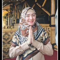 Aktris Indri Giana juga memiliki transformasi yang cukup besar. Bintang film Surat Kecil untuk Tuhan ini menikah dengan Ustad Riza Muhammad. Foto: Instagram/_indrigiana_