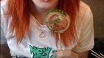 Serunya Pose Hayley Williams Saat Makan Es Krim dan Udon
