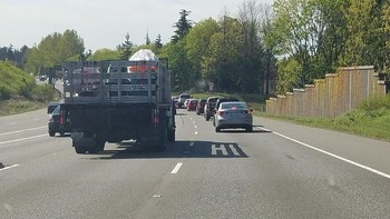 Bayangan pada truk ini seolah mengatakan Hai (Foto: Boredpanda)