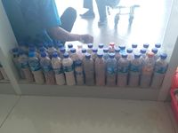 Botol-botol berisi pasir pantai 