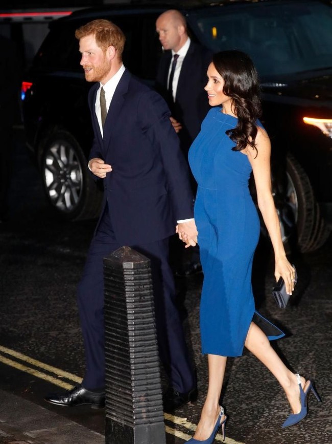 Tangannya tampak mengempit clutch hitam berdesain simpel keluaran Dior. Foto: Getty Images