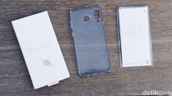 Samsung memberikan case transparan. Foto: Adi Fida Rahman/detikINET