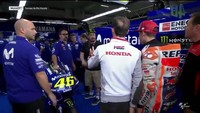 Usai balapan, Marquez berupaya untuk menemui Rossi di paddock. Namun ia dicegah. Foto: screenshot Twitter @MotoGP
