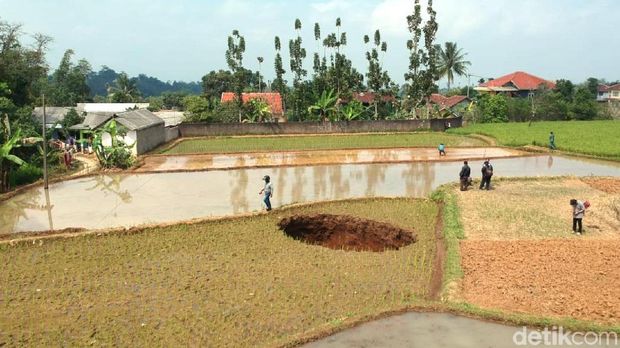Teka Teki Terbentuknya Lubang Misterius di Sukabumi