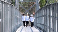 Dengan hadirnya jembatan gantung, tidak perlu lagi memutar sehingga akan memperpendek jarak menuju berbagai fasilitas publik, seperti sekolah, pasar, tempat kerja, mengurus administrasi ke kantor kelurahan atau kecamatan, dan akses silaturahmi antar warga. Istimewa/IKementerian PUPR.
