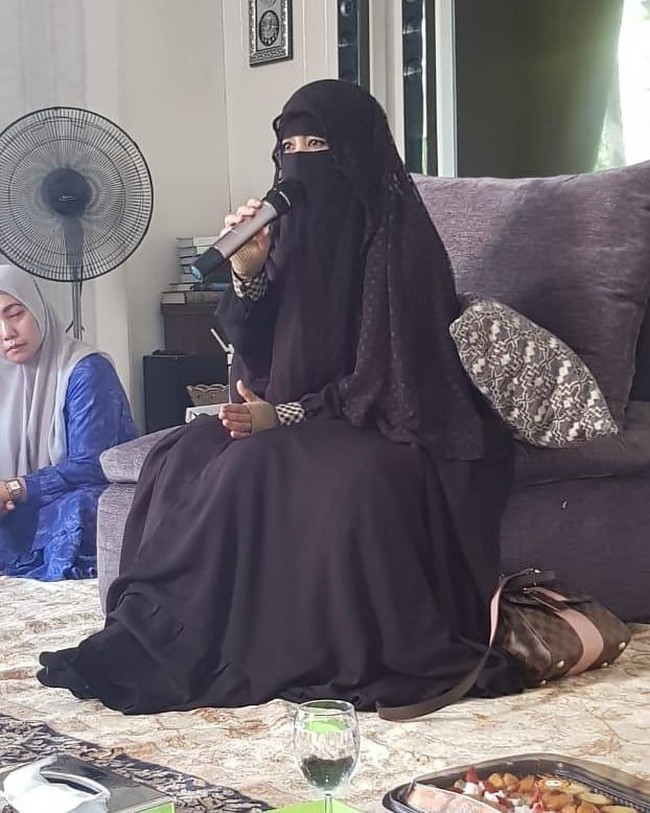 Setelah Ustad Jefri tiada, penampilan Ummi Pipik tidak berubah. Justru sekarang ia mantap menganakan cadar dan rutin mengisi kajian. Foto: Instagram/ummipipik