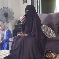 Setelah Ustad Jefri tiada, penampilan Ummi Pipik tidak berubah. Justru sekarang ia mantap menganakan cadar dan rutin mengisi kajian. Foto: Instagram/ummipipik