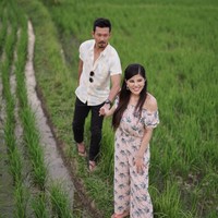Mengambil latar belakang area persawahan, keduanya berganti busana. Dita cantik mengenakan jumpsuit off shoulder, sementara Denny tampil lebih stylish dengan kemeja pas badan serta celana hitam. Foto: Instagram/@ditasoedarjo