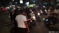 Tawuran Suporter Bola dan Warga Pecah di Kolong Tol Petukangan
