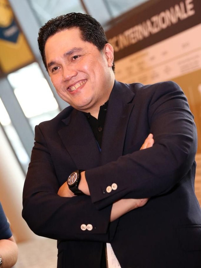 Misteri ketua tim sukses Joko Widodo dan Maruf Amin untuk pemilihan presiden 2019 akhirnya terjawab sudah. Mandat tersebut jatuh ke tangan Erick Thohir. Pengusaha yang juga ketua panitia Asian Games 2018 (Inasgoc) ini kerap tampil necis dalam balutan jas. Seperti di foto ini, Erick mengandalkan setelan serba hitam saat menghadiri sebuah acara di Singapura Juli tahun lalu. (Foto: Getty Images)