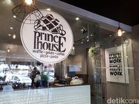 Prince House: Ngemil <i>Belgian Waffle</i> Bertopping Strawberry hingga <i>Smoked Beef</i>