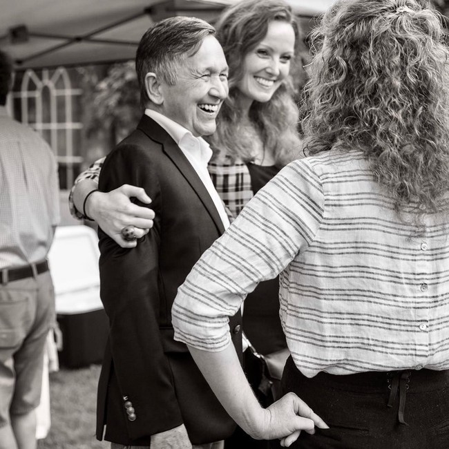 Wanita asal Inggris itu menikah dengan politikus Dennis Kucinich. Dennis pernah mencalonkan diri sebagai presiden dari Partai Demokrat AS. Saat itu kandidat capres lainnya adalah Barack obama. Foto: Instagram (@elizabeth.kucinich)