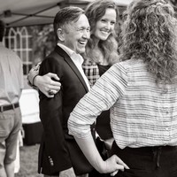 Wanita asal Inggris itu menikah dengan politikus Dennis Kucinich. Dennis pernah mencalonkan diri sebagai presiden dari Partai Demokrat AS. Saat itu kandidat capres lainnya adalah Barack obama. Foto: Instagram (@elizabeth.kucinich)