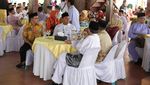 Intip Gaya Edy Rahmayadi Saat Belanja Kerupuk dan Cicip Bubur Pedas