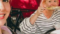 Hayley memang dikenal dekat dengan sang bunda. Lihat saja gayanya saat makan bersama ini. Hayley terlihat sengaja mengabadikan momen saat ibunya melahap sepotong jagung bakar. Ada ada aja, ya. Foto: Istimewa