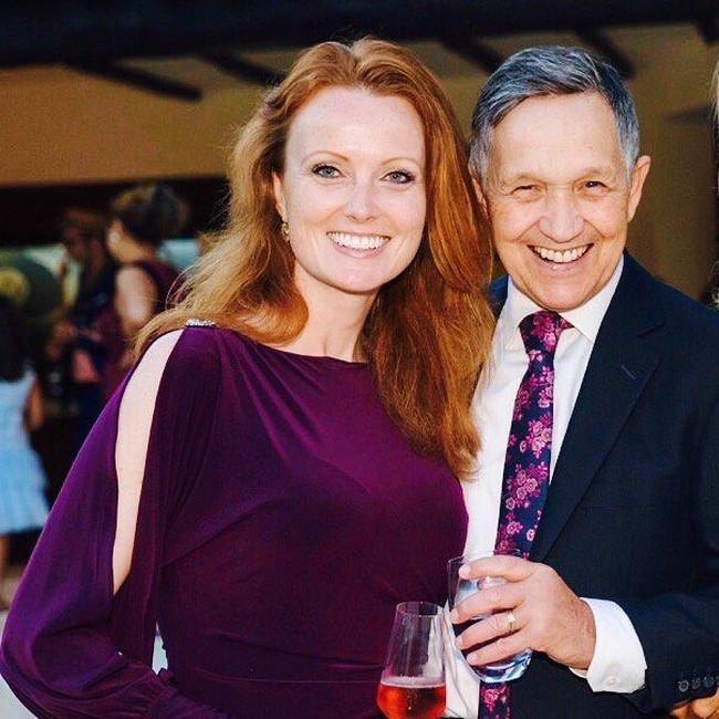 Elizabeth menikah dengan Dennis pada 2005. Beda usia mereka saat menikah terlampau jauh mencapai 31 tahun. Saat itu usia Elizabeth 28 dan Dennis 59 tahun. Foto: Instagram (@elizabeth.kucinich)