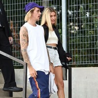 Hailey Baldwin tampil edgy dengan wig rambut panjang berwarna pirang. Seperti biasanya, model 21 tahun itu memilih merias wajahnya dengan makeup nuansa nude. Foto: Getty Images