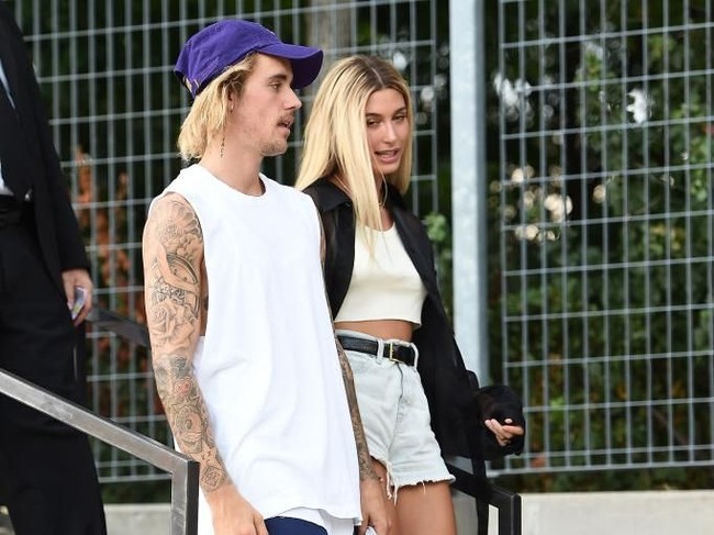 Hailey Baldwin tampil edgy dengan wig rambut panjang berwarna pirang. Seperti biasanya, model 21 tahun itu memilih merias wajahnya dengan makeup nuansa nude. Foto: Getty Images