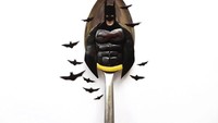 Nah kalau seni yang ini pasti menarik bagi para penggemar superhero Batman. Ada yang tahu, Batman ini dibuat menggunakan apa? Foto: Istimewa