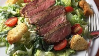 Untuk menambah protein, irisan daging sapi yang dipanggang seperti steak, bisa ditambahkan ke menu caesar salad Anda. Seperti buatan @renees_kitchen_adventure. Foto: Instagram