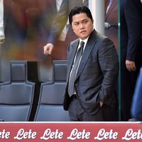 Setelan abu-abu dengan dasi berwarna senada menjadi pilihan Presiden Inter Milan ini saat menyaksikan laga FC Internazionale melawan US Citta di Palermo di Stadio Giuseppe Meazza, Milan, Italia, 2016 lalu. (Foto: Getty Images)
