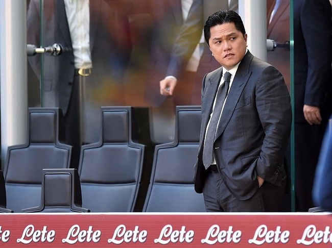 Setelan abu-abu dengan dasi berwarna senada menjadi pilihan Presiden Inter Milan ini saat menyaksikan laga FC Internazionale melawan US Citta di Palermo di Stadio Giuseppe Meazza, Milan, Italia, 2016 lalu. (Foto: Getty Images)