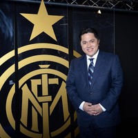 Dengan dasi bergaris, Erick Thohir membuat penampilannya dengan jas tak terasa monoton. (Foto: Claudio Villa/Getty Images)
